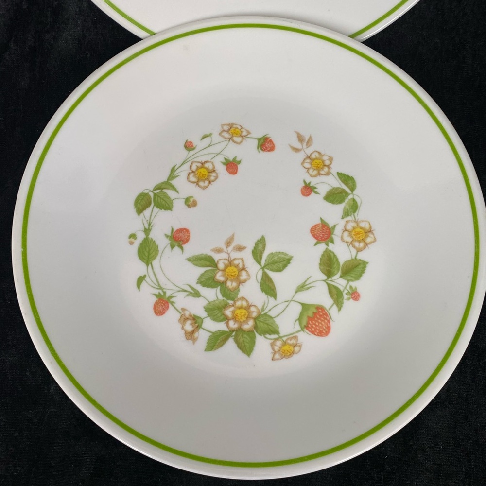 4 Vintage Corelle Strawberry Sundae Luncheon Plates Red Green - Picture 3 of 8